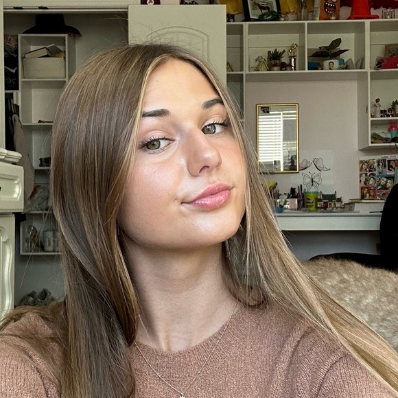 Profile Picture of Addison Logan (@addisonllogan) on Poshmark