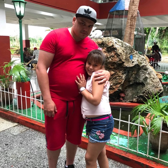 Profile Picture of Yens Fuster (@yffuster) on Poshmark