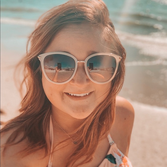 Profile Picture of Candace Bailey (@candacedbailey) on Poshmark