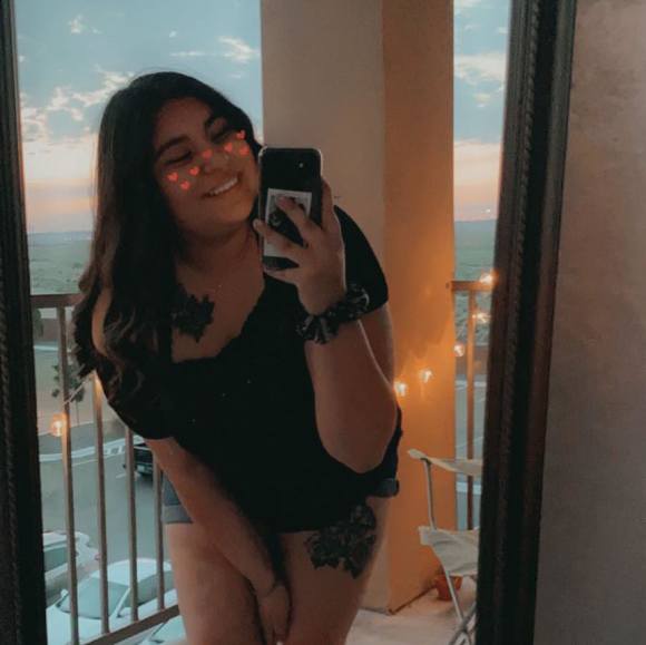 Profile Picture of Samantha Mora (@samanthamora400) on Poshmark