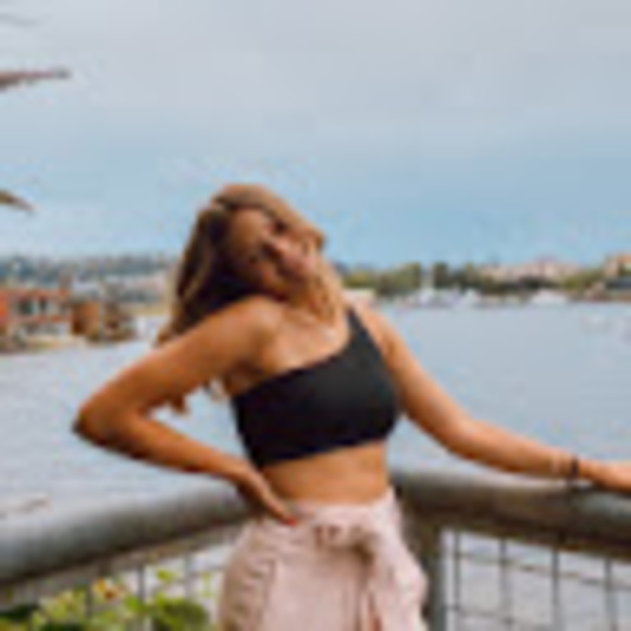 Profile Picture of Ella Schattenkerk (@e_schattenkerk) on Poshmark