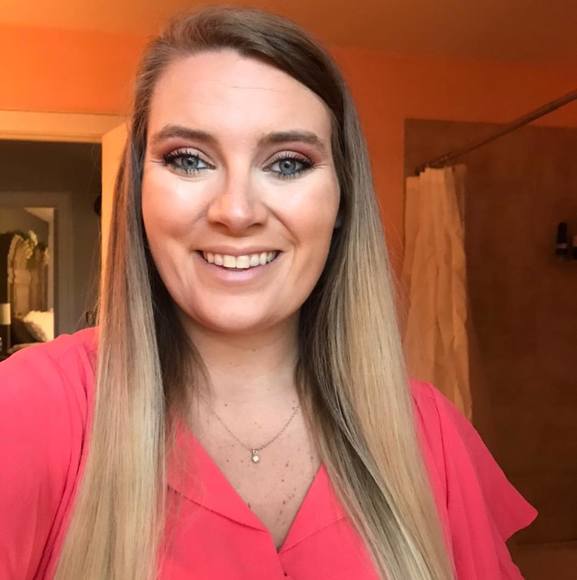 Profile Picture of Laura Honeycutt (@lauralu33) on Poshmark
