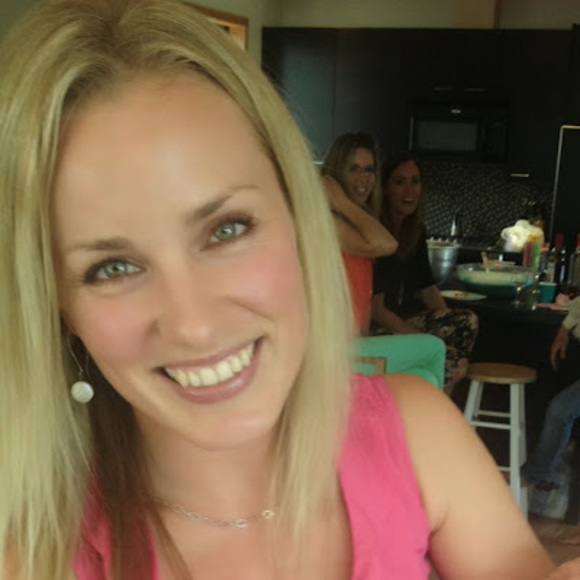 Profile Picture of Leeanne Fitzpatrick (@leeannefitzy) on Poshmark