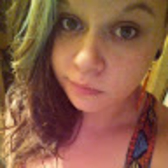 Profile Picture of Courtney Walworth (@cwalworth) on Poshmark