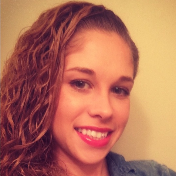 Profile Picture of April Curtis (@apcurtis) on Poshmark