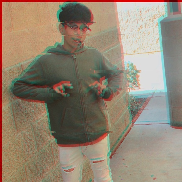 Profile Picture of Efren Gonzalez (@efren57772) on Poshmark