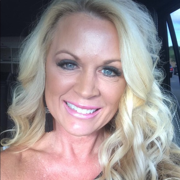 Profile Picture of Angela Grego (@angelagrego) on Poshmark