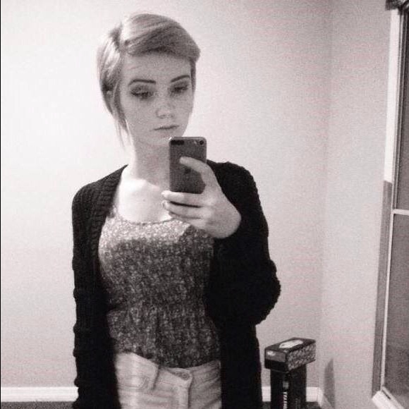Profile Picture of Pamela Haley (@sunsll) on Poshmark