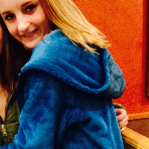 Profile Picture of Alyvia Ruskin (@alyviaruskin) on Poshmark