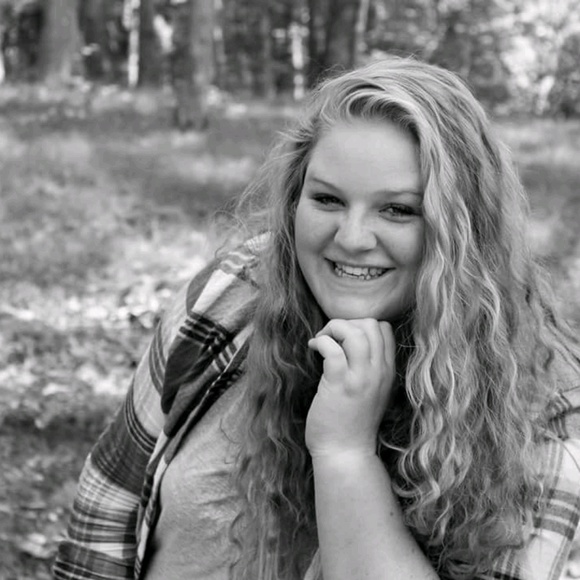 Profile Picture of Anna Aukeman (@aukeman99) on Poshmark