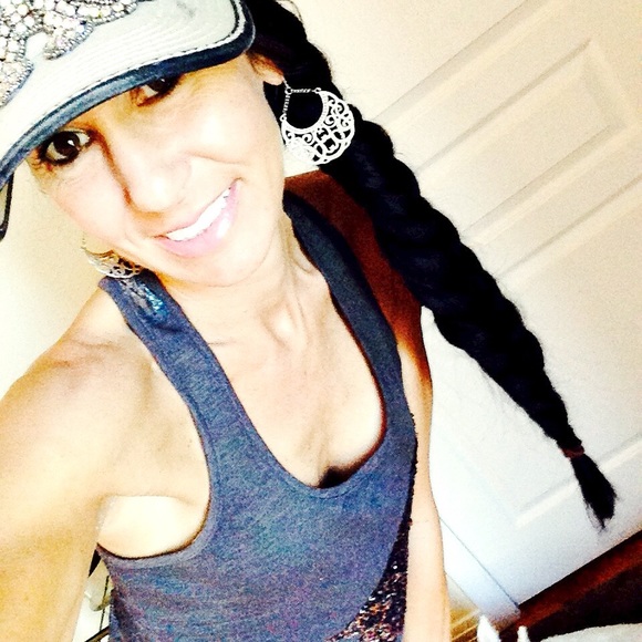 Profile Picture of Monica Hinze (@momica22) on Poshmark