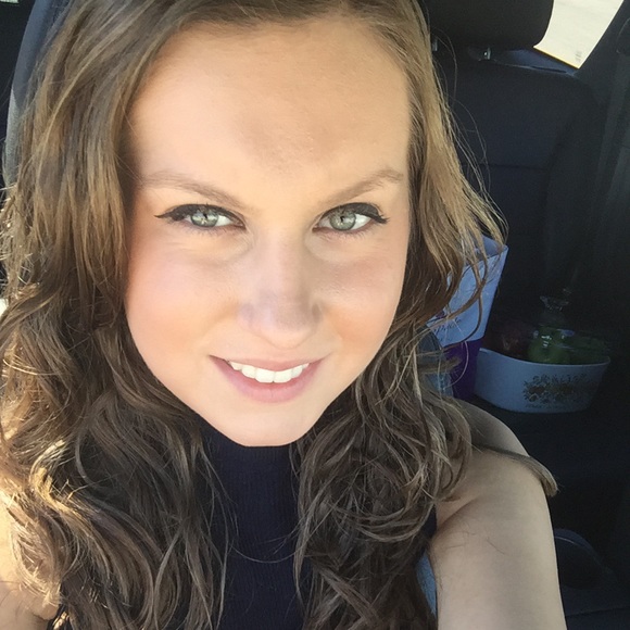 Profile Picture of Laura Swetech (@doggypig) on Poshmark