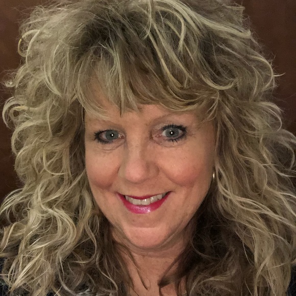 Profile Picture of Crystal Farber (@cl_farber) on Poshmark