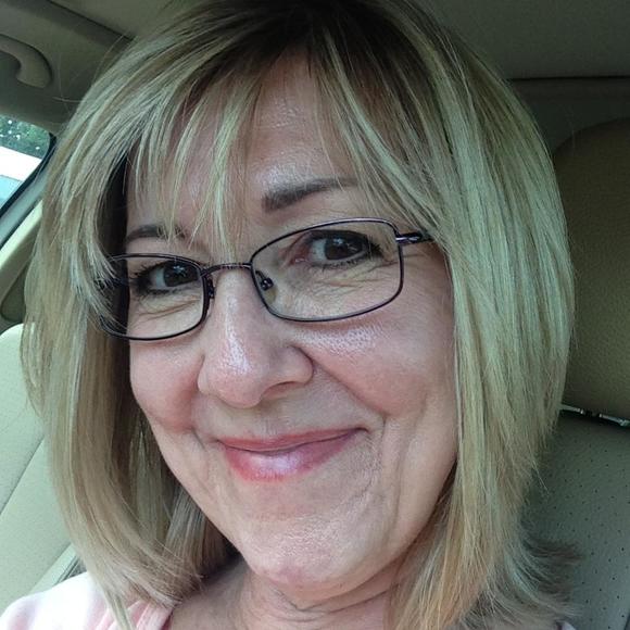 Profile Picture of Julie Mann (@jubeez2002) on Poshmark