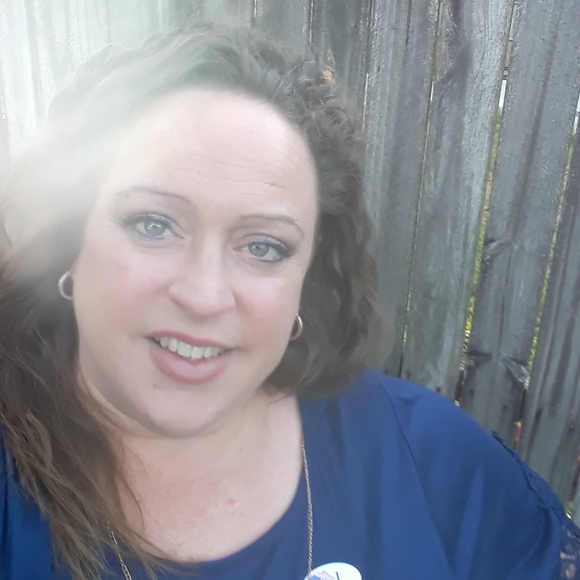 Profile Picture of Lisa Murray gauthier (@laughsalot8777) on Poshmark
