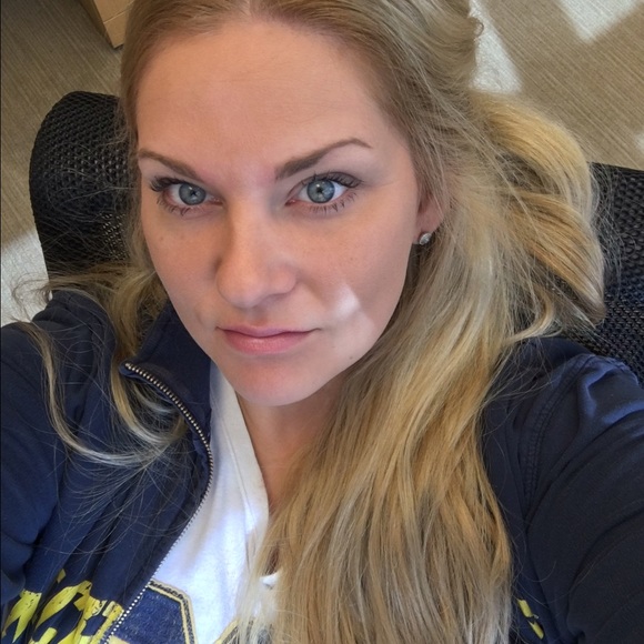 Profile Picture of Randi Glaza (@randiglaza31) on Poshmark