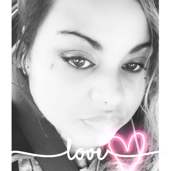 Profile Picture of Suzie Lenser (@suzielenser) on Poshmark