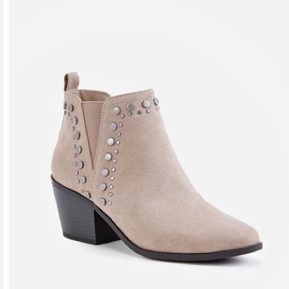 Profile Picture of Claudia Tejeda (@kkklau12) on Poshmark