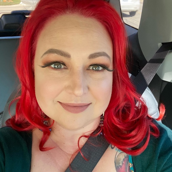 Profile Picture of Nadia Homenick (@angel_seaeyes) on Poshmark