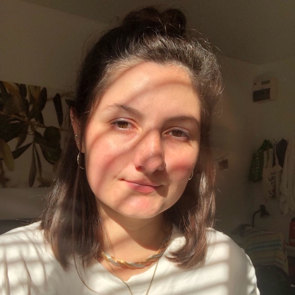 Alexa Gillert - Poshmark Profile Picture of Alexa Gillert (@lexgillert) on Poshmark