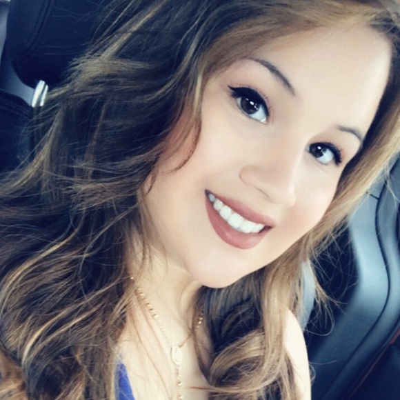 Profile Picture of Amanda Lopez (@atl94) on Poshmark