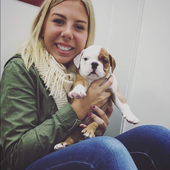 Profile Picture of Ashlee Olson (@ashleeolson) on Poshmark