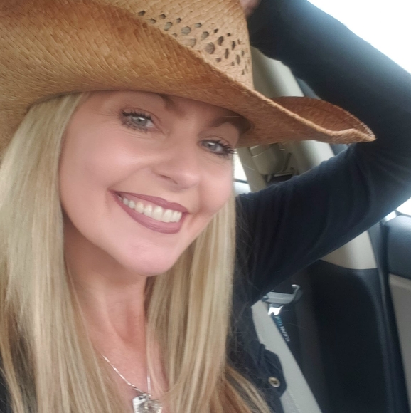 Profile Picture of Lisa Greer (@lisagreer315) on Poshmark