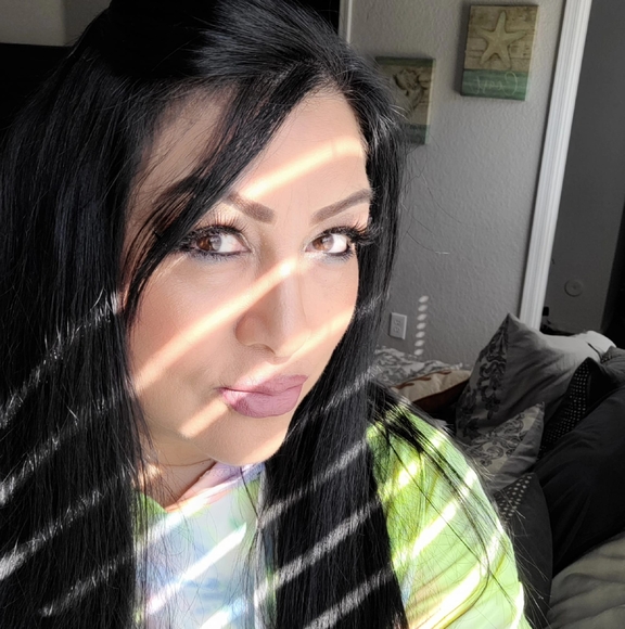 Profile Picture of Lorena Bacallao (@lorena_bacallao) on Poshmark