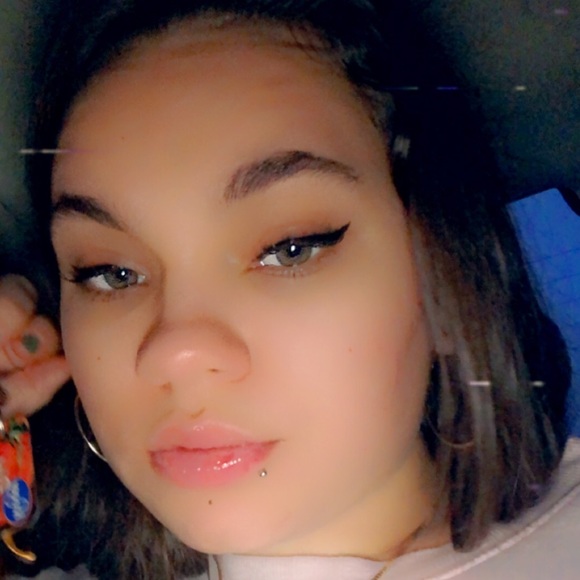 Profile Picture of Autumn Poore (@autumn_poore) on Poshmark