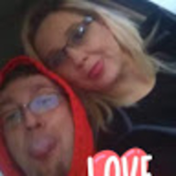 Profile Picture of Jen Travis (@jentravisjones) on Poshmark