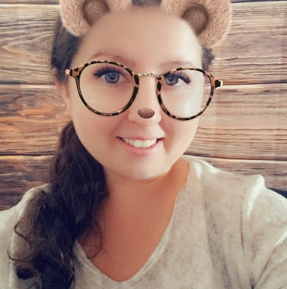 Profile Picture of Lindsey Parcells (@kittyclaws113) on Poshmark