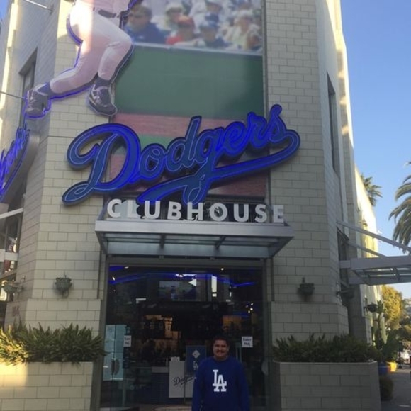 Profile Picture of Martin Zamora (@martin123974) on Poshmark