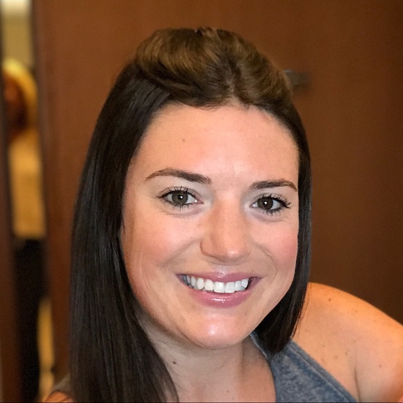Profile Picture of Ashlyn Mooers (@ashmooers) on Poshmark