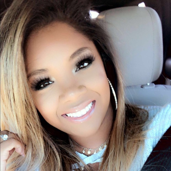 Profile Picture of Amanda Pena paez (@apenapaez0523) on Poshmark