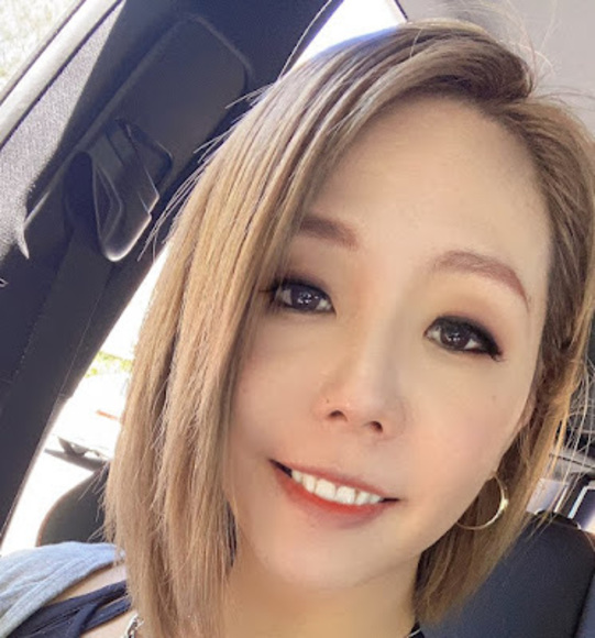 Profile Picture of Hug Amanda (@hugamanda) on Poshmark