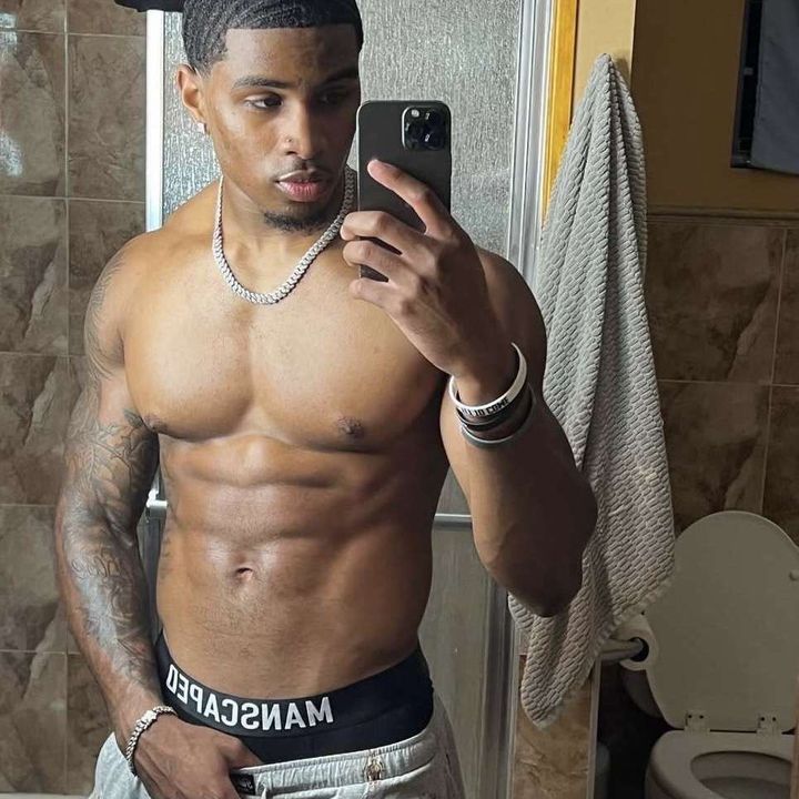 Profile Picture of Daaron (@arondavies__) on Tiktok