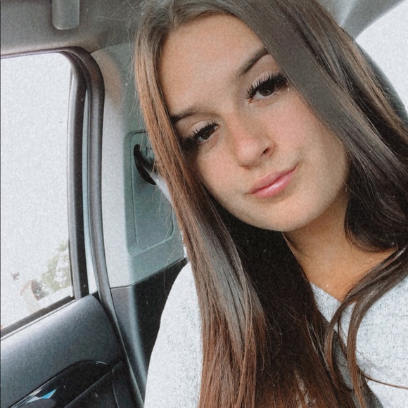 Profile Picture of St-onge Chanel (@chanel23x) on Poshmark