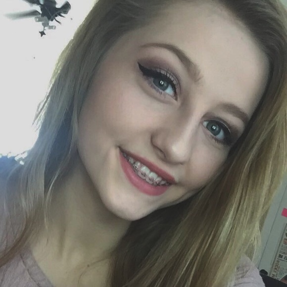 Profile Picture of Olivia Tolman (@olivia_tol) on Poshmark