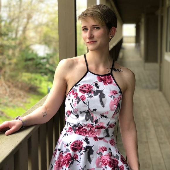 Profile Picture of Sara Schrier (@sara5182) on Poshmark