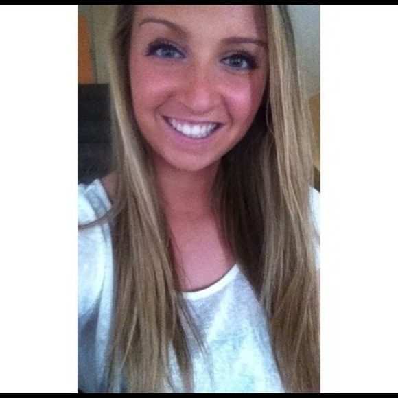 Profile Picture of Jordyn White (@jordyn_white40) on Poshmark