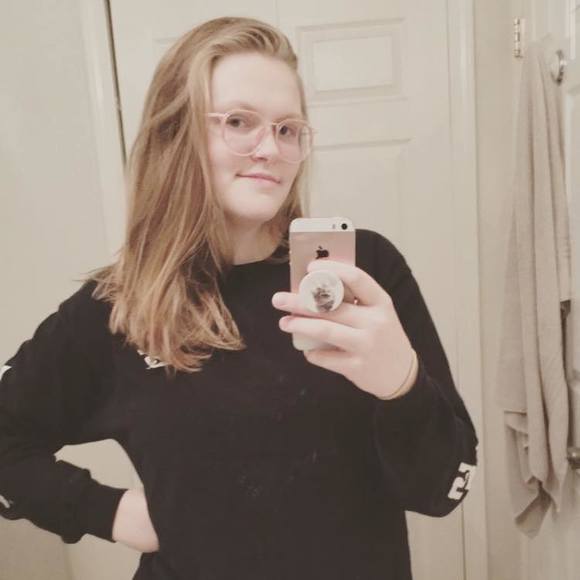Profile Picture of Kate Hurst (@kate_hurst) on Poshmark