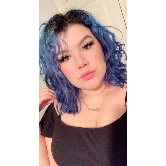 Profile Picture of Bianca Montaño (@biancagaravito) on Poshmark