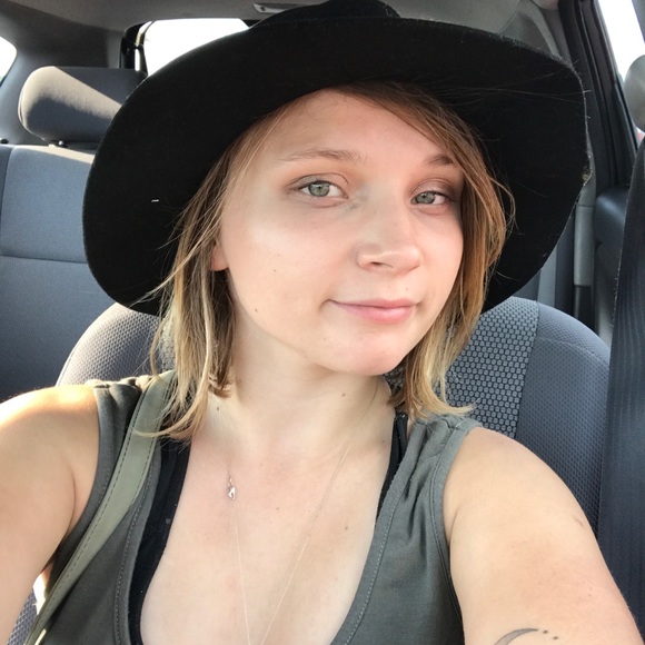 Profile Picture of Kylea Hauser (@kymoon10) on Poshmark