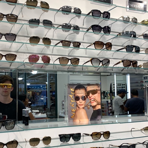 Profile Picture of John Raskin (@jrskn) on Poshmark