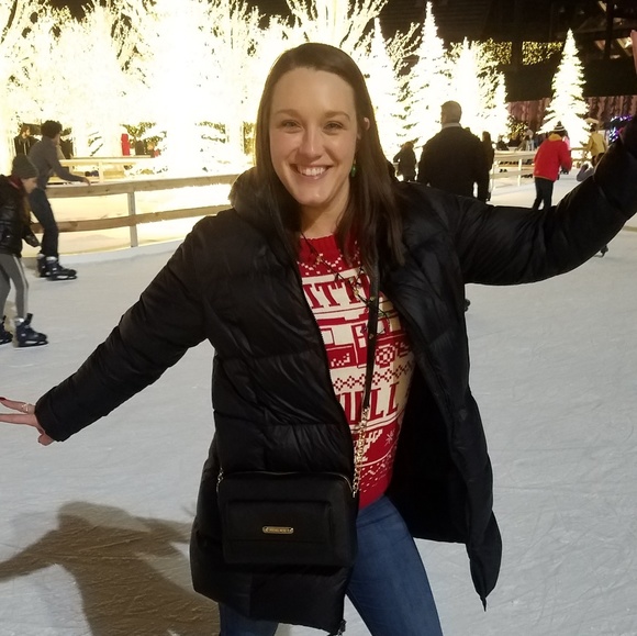 Profile Picture of Kerri Iwen (@kiwen) on Poshmark