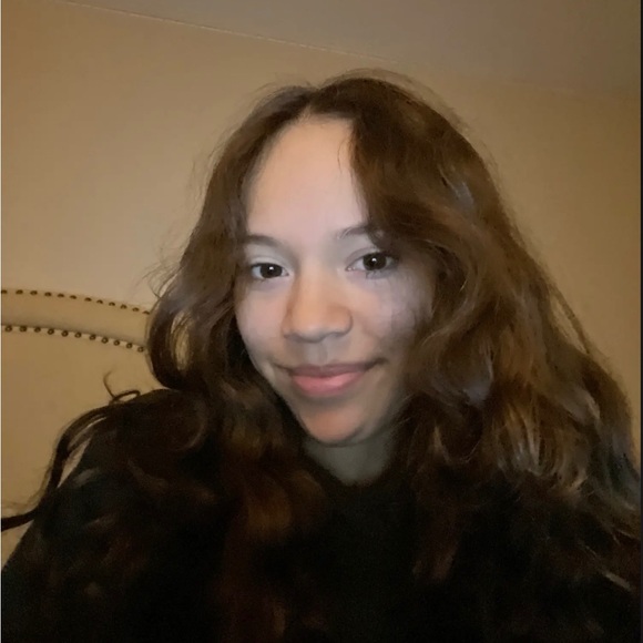 Profile Picture of Ava Graves (@avagraves_11) on Poshmark