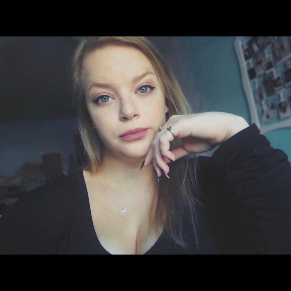 Profile Picture of Samantha Schwaab (@schwaab525) on Poshmark