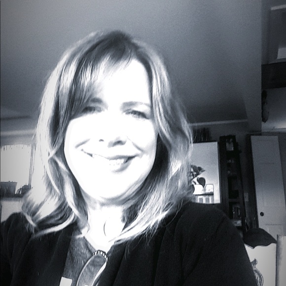 Profile Picture of Pamela Pryor (@pampryor) on Poshmark