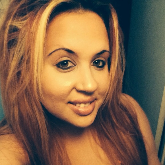 Profile Picture of Angelina Dimonda (@angiej122) on Poshmark