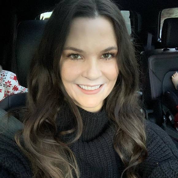 Profile Picture of Miranda Kyle (@nesunshine89) on Poshmark